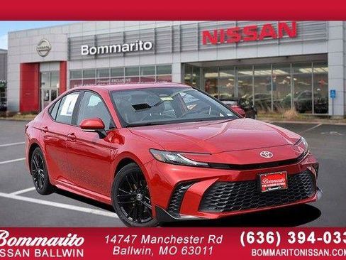 Used 2025 Toyota Camry SE image 1