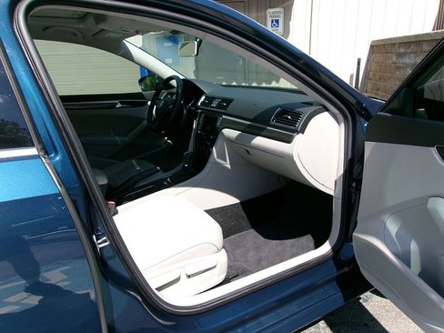 Used 2018 Volkswagen Passat 2.0T SE image 10