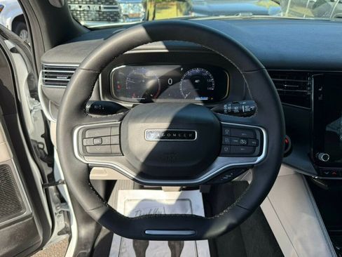 Used 2025 Jeep Wagoneer 4x4 image 5