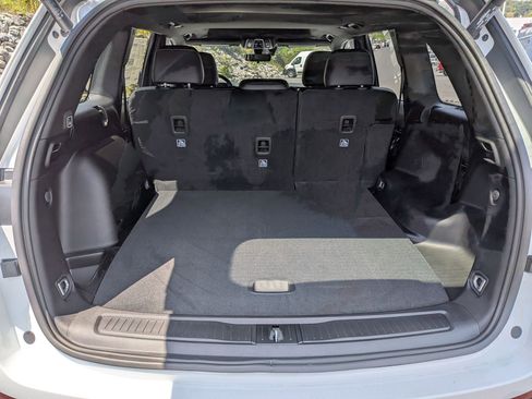 New 2025 Jeep Grand Cherokee Altitude image 33