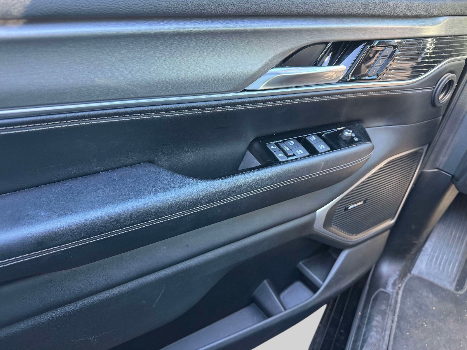Used 2023 Jeep Wagoneer Series II w/ Convenience Group I AWD/4WD image 16