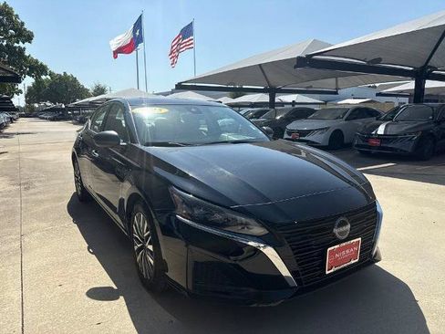 Certified 2025 Nissan Altima 2.5 SV FWD image 8