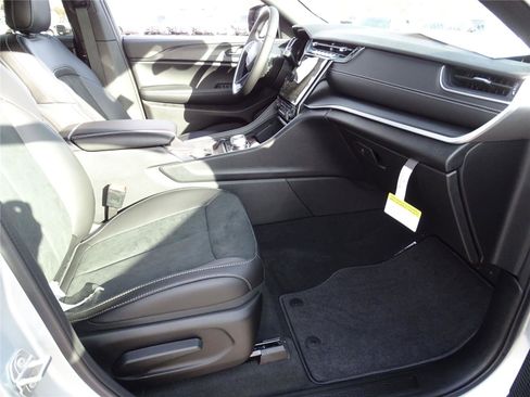 Used 2025 Jeep Grand Cherokee L Altitude image 6