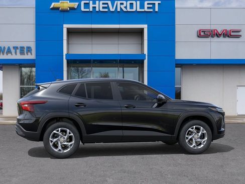 New 2026 Chevrolet Trax LS w/ LS Convenience Package FWD image 5