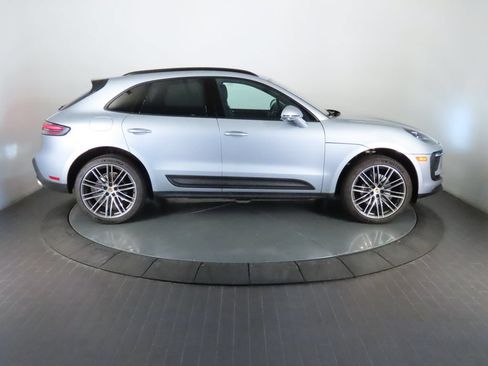 Certified 2026 Porsche Macan AWD/4WD image 8