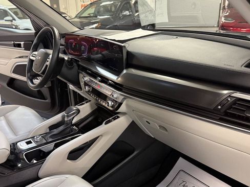 Used 2025 Kia Telluride S FWD image 24