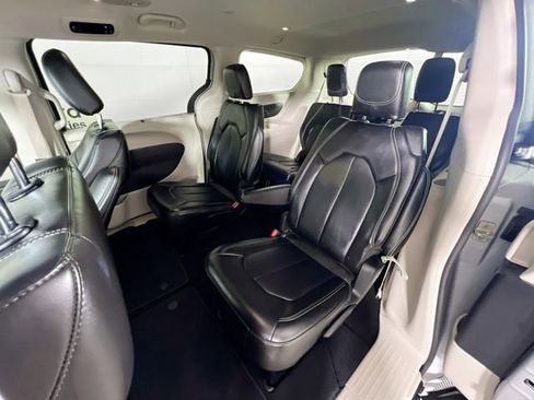 Used 2024 Chrysler Pacifica Touring-L image 31