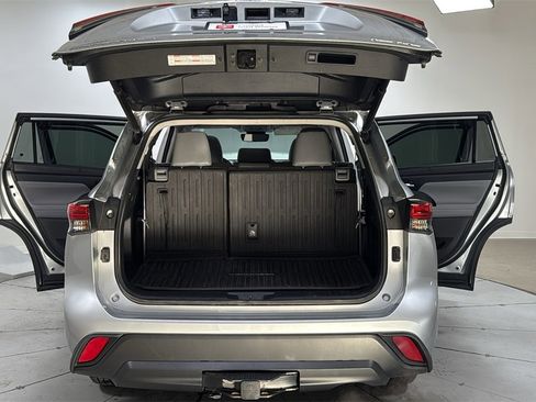 Used 2022 Toyota Highlander XLE image 16