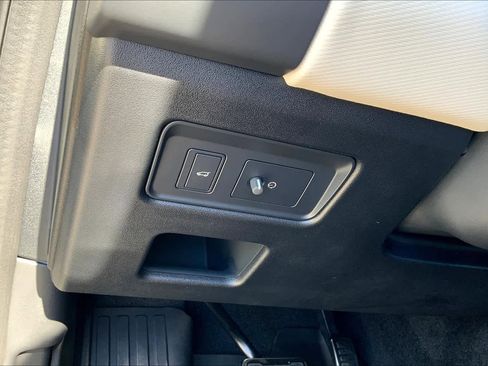 Used 2024 Land Rover Discovery Dynamic SE image 18