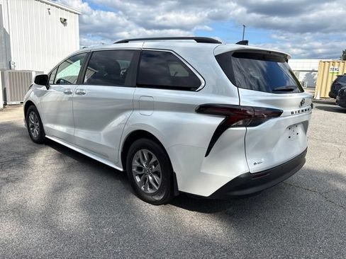 Used 2026 Toyota Sienna XLE FWD image 8