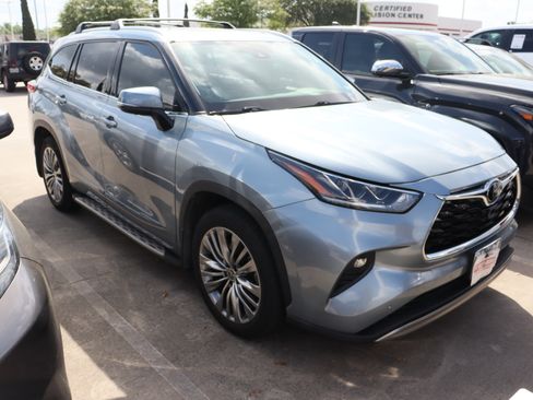 Used 2021 Toyota Highlander Platinum image 2