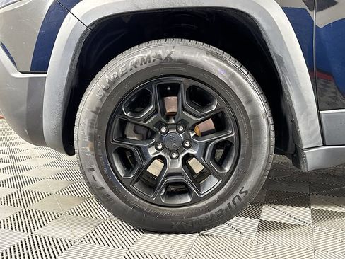 Used 2019 Jeep Cherokee Trailhawk w/ Comfort/Convenience Group AWD/4WD image 30