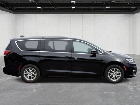 Used 2025 Chrysler Pacifica Select FWD image 4
