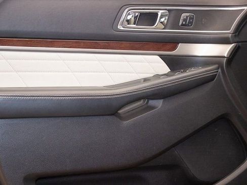 Used 2018 Ford Explorer Platinum image 25