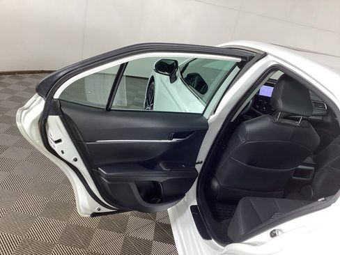 Used 2021 Toyota Camry SE w/ Cold Weather Package image 12