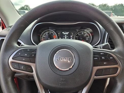 Used 2021 Jeep Cherokee Latitude FWD image 21