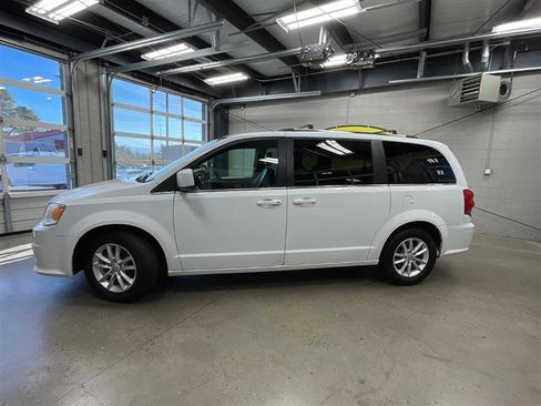 Used 2019 Dodge Grand Caravan SXT image 2