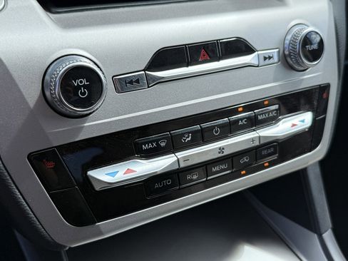 Used 2022 Ford Explorer XLT image 14