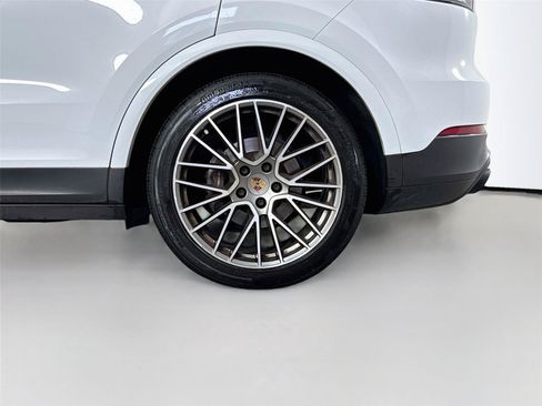 Used 2023 Porsche Cayenne Platinum Edition AWD/4WD image 9