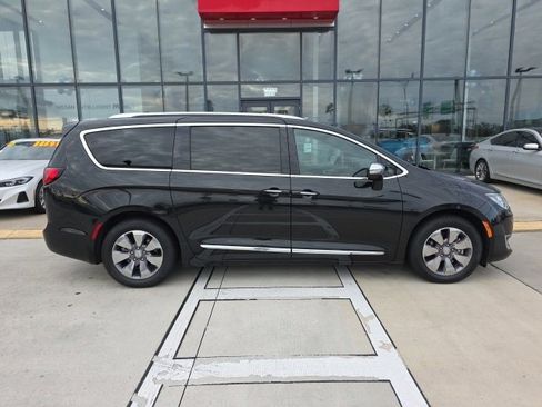 Used 2020 Chrysler Pacifica Limited image 3