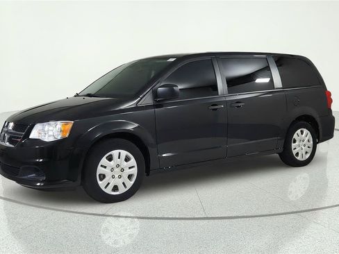 Used 2020 Dodge Grand Caravan SE FWD image 2