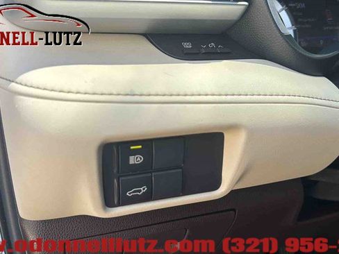 Used 2022 Toyota Highlander XLE FWD image 19