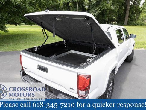 Used 2022 Toyota Tacoma SR5 AWD/4WD image 16