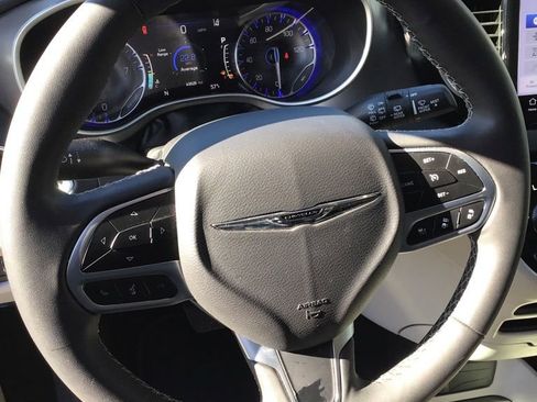 Used 2023 Chrysler Pacifica Touring-L image 8