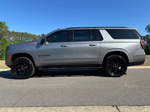 Used 2022 Chevrolet Suburban Z71 w/ Luxury Package AWD/4WD image 8