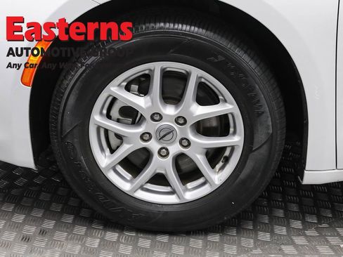 Used 2023 Chrysler Voyager LX image 32