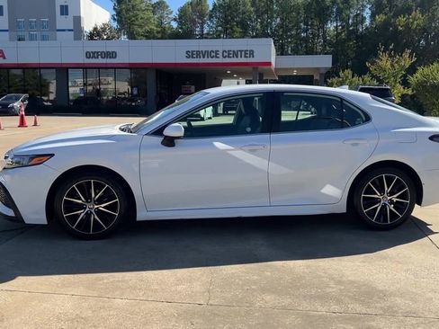 Used 2022 Toyota Camry SE image 3