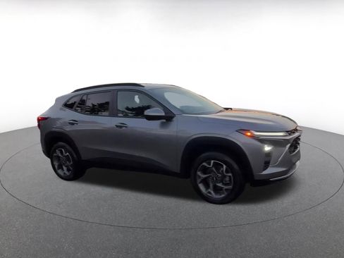 Used 2025 Chevrolet Trax LT image 2