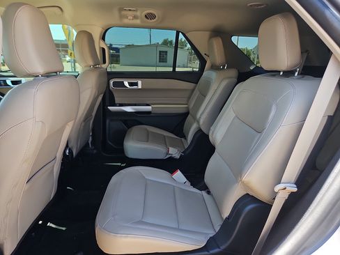 Used 2021 Ford Explorer XLT w/ Equipment Group 202A AWD/4WD image 11