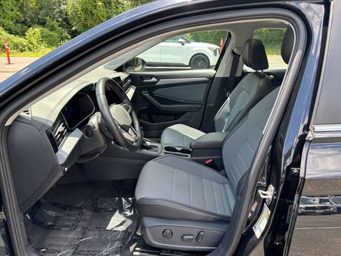 Used 2025 Volkswagen Jetta SE FWD image 27