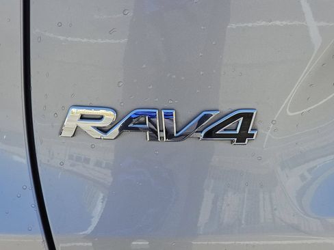 Used 2021 Toyota RAV4 XLE AWD/4WD image 12