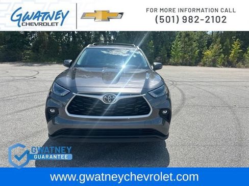 Used 2022 Toyota Highlander XLE AWD/4WD image 2