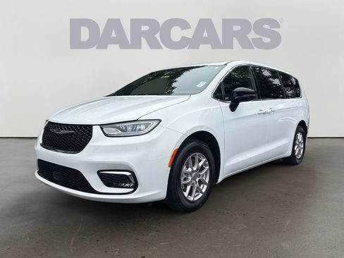 Used 2025 Chrysler Pacifica Select FWD image 3