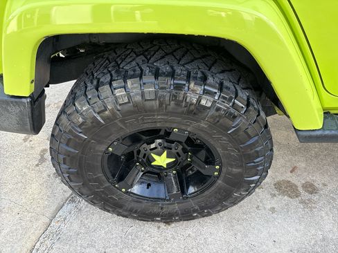 Used 2016 Jeep Wrangler Unlimited Sahara w/ Connectivity Group image 27