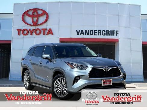 Used 2024 Toyota Highlander Platinum image 1