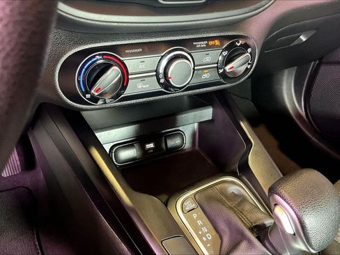 Used 2025 Kia Soul LX w/ LX Technology Package FWD image 16