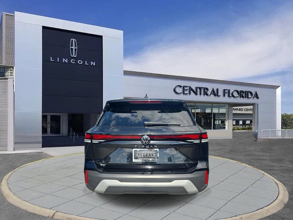 Used 2025 Volkswagen Tiguan SE FWD image 3