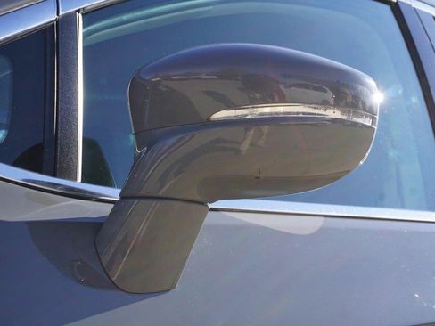 Used 2021 Chrysler Pacifica Touring-L image 12