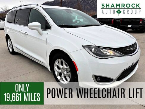 Used 2020 Chrysler Pacifica Touring-L FWD image 1