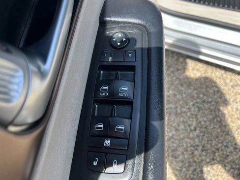 Used 2019 Chrysler Pacifica Touring Plus w/ Cold Weather Group FWD image 25