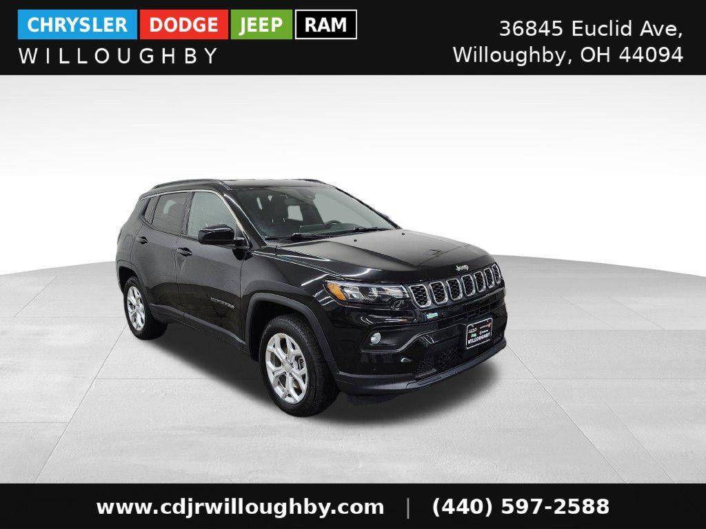 Used 2024 Jeep Compass Latitude AWD/4WD image 3