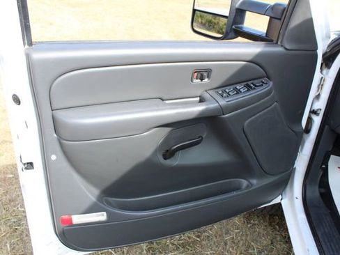 Used 2006 Chevrolet Silverado 2500 W/T w/ Heavy-Duty Power Package image 15