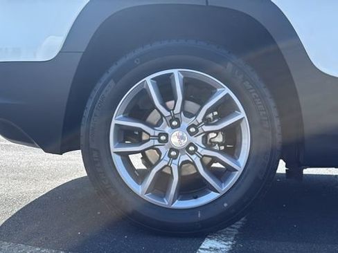 Used 2023 GMC Terrain SLT AWD/4WD image 9