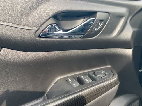 Used 2023 GMC Acadia SLT image 14