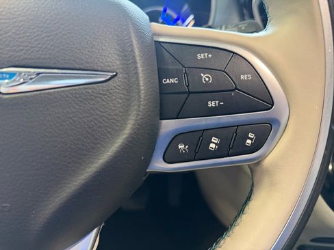 Used 2019 Chrysler Pacifica Limited w/ Advanced Safetytec Group FWD image 23