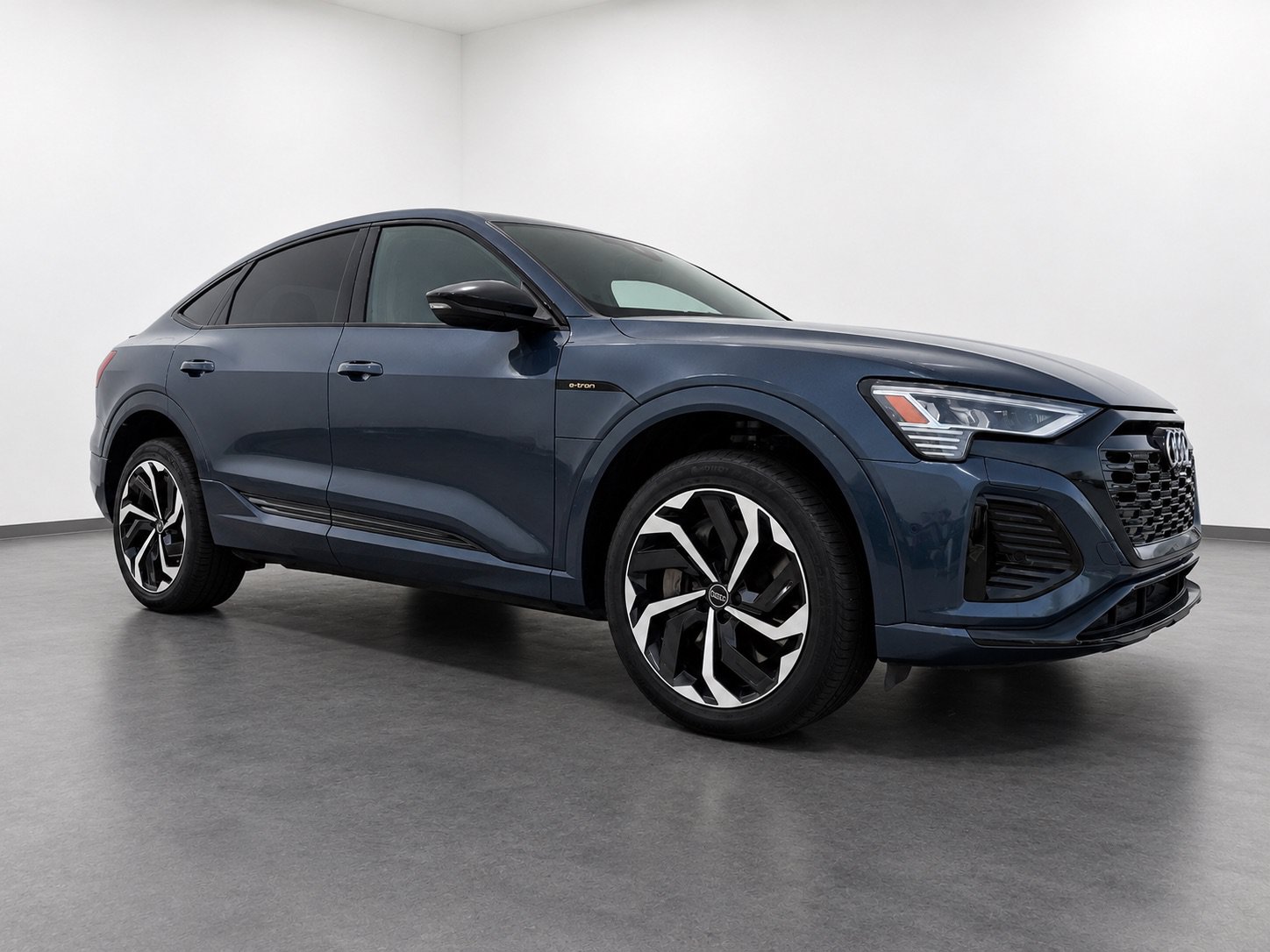 Used 2024 Audi Q8 e-tron Premium Plus w/ Premium Plus Package AWD/4WD image 2
